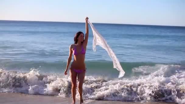 Mujer levantando su sarong — Vídeo de stock