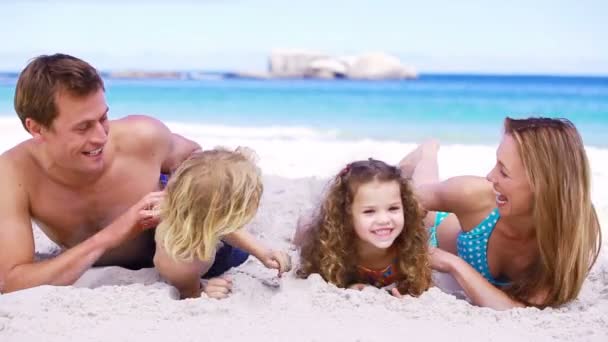 Padres felices haciendo cosquillas a sus hijos — Vídeo de stock