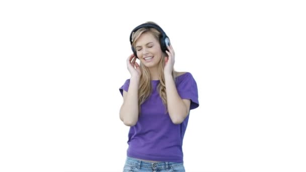 Mujer escuchando auriculares — Vídeos de Stock