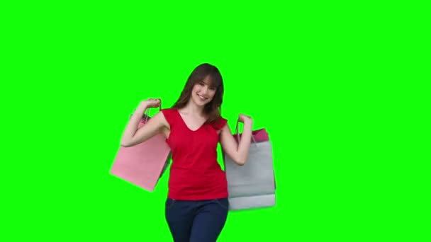 Γυναίκα περπατά ενώ κρατά τσάντες ψώνια — Αρχείο Βίντεο