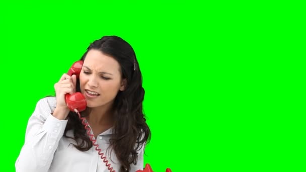 Eine Frau streitet am Telefon — Stockvideo