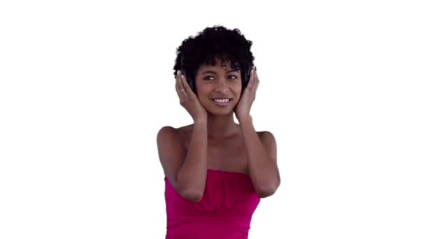 Γυναίκα που κρατά τα ακουστικά ενώ ακούτε μουσική — Αρχείο Βίντεο