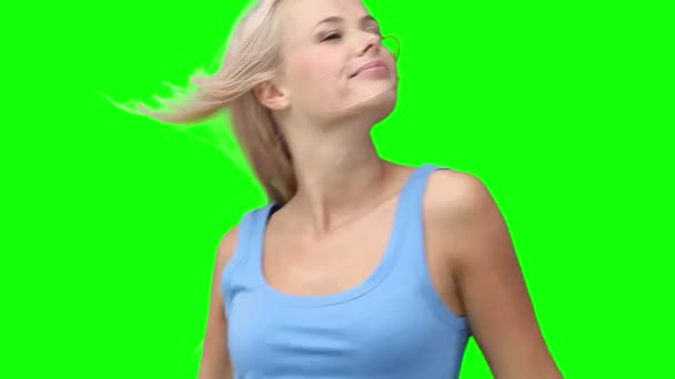 ブロンドの女性は精力的に踊る — ストック動画