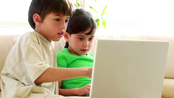 Kinderen met behulp van een laptop samen — Stockvideo