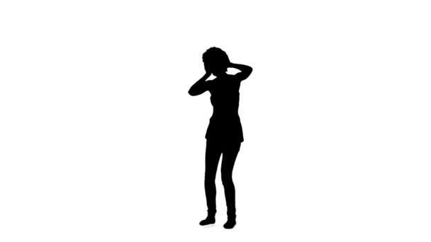 一个女人跳舞和听音乐的剪影 — 图库视频影像
