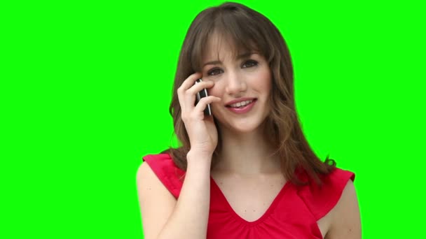 Жінка посміхається під час розмови на мобільному телефоні — стокове відео