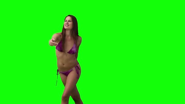 Vrouw spelen met een frisbee — Stockvideo