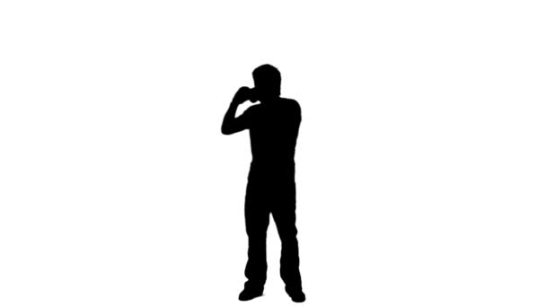 Silhouet mens is met behulp van een verrekijker — Stockvideo