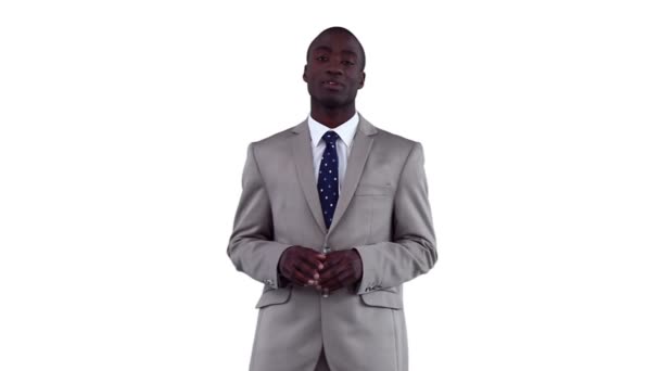 Un hombre de negocios serio haciendo un anuncio — Vídeo de stock