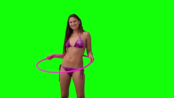 Mujer jugando con un aro hula — Vídeos de Stock