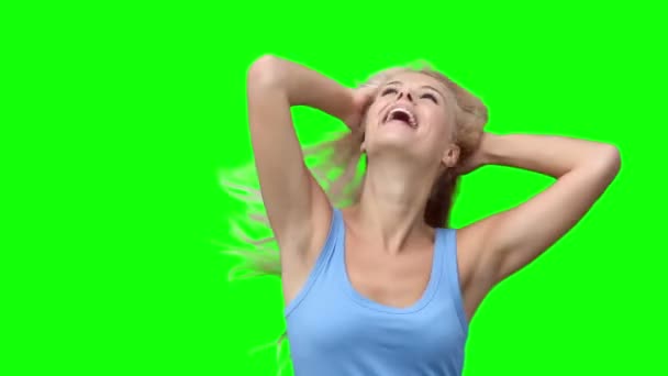 Mulher loira dançando com os braços levantados — Vídeo de Stock