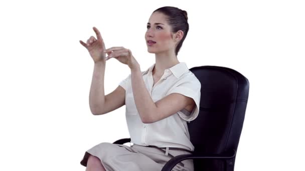 Бізнес-леді концентрується під час використання віртуальної клавіатури — стокове відео