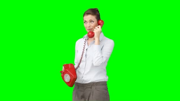 Bir kadın telefonla konuşuyor — Stok video