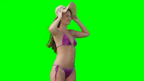Una donna che indossa un cappello mentre viene spazzato via — Video Stock