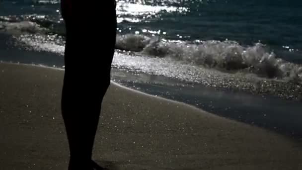 Жінка стоїть під місячним сяйвом — стокове відео