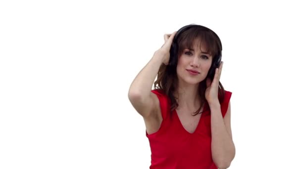 Mujer bailando mientras escucha música a través de auriculares — Vídeos de Stock