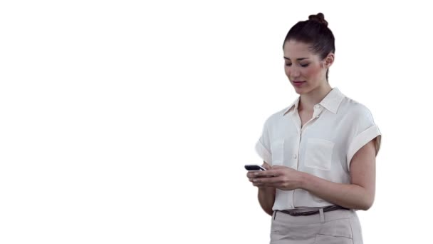 Imprenditrice digitare un messaggio di testo prima di guardare verso l'alto — Video Stock