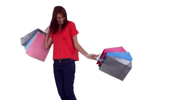 Mujer girando mientras sostiene bolsas de compras — Vídeos de Stock