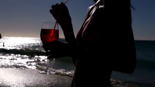 Жінка п'є екзотичний коктейль — стокове відео
