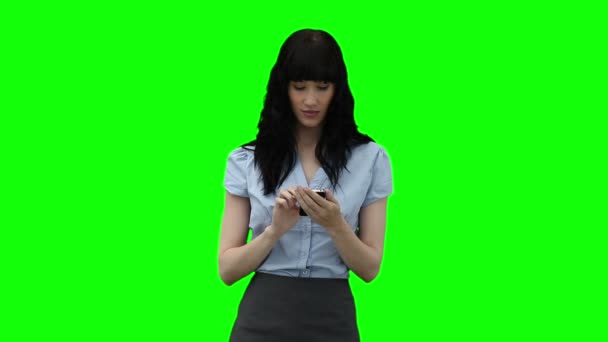 Geschäftsfrau wählt auf ihrem Handy — Stockvideo