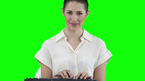 Femme d'affaires travaillant avec un clavier virtuel — Video