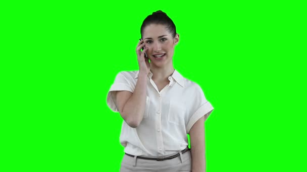 Morena mulher falando em um telefone — Vídeo de Stock