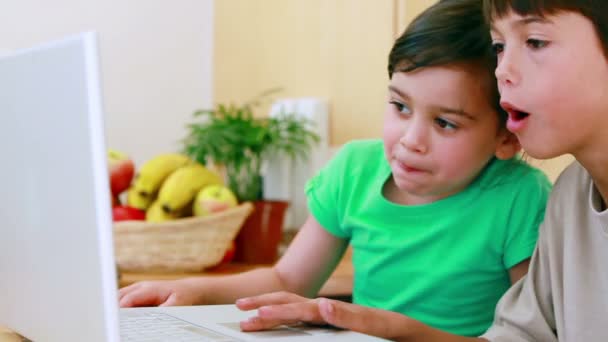 看着一台笔记本电脑的快乐儿童 — 图库视频影像
