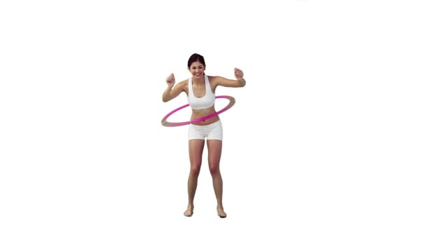 Eine Frau trainiert mit einem Hula-Hoop-Reifen — Stockvideo