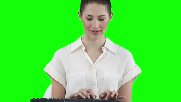 Bir klavye üzerinde çalışan iş kadını — Stok video