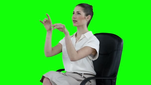 Affärskvinna uppmärksamt att skriva på ett virtuellt tangentbord — Stockvideo