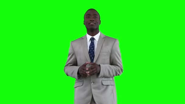 Улыбающийся бизнесмен делает объявление — стоковое видео
