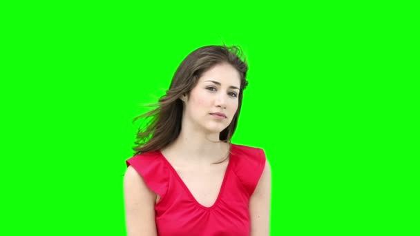 Frau schaut in Kamera, während sie ihre Haare fixiert — Stockvideo