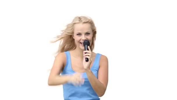 Woman wijzend terwijl zingen met een microfoon — Stockvideo