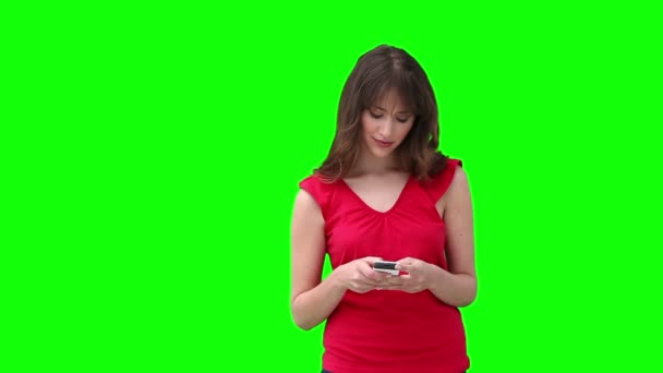 Mulher escrevendo uma mensagem de texto antes de olhar para o seu lado — Vídeo de Stock