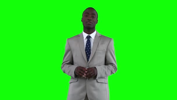 Бизнесмен, стоящий во время объявления — стоковое видео