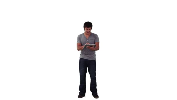 Un hombre usando una tableta — Vídeos de Stock