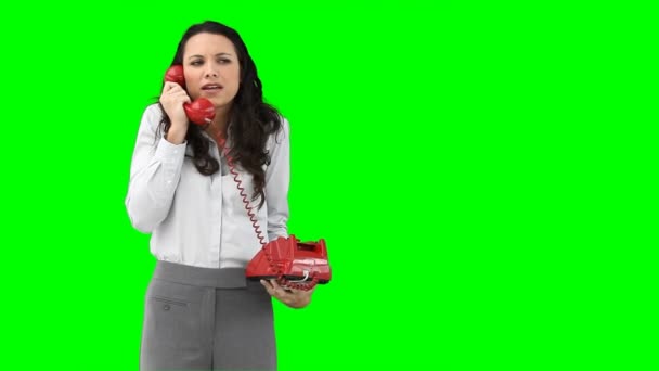 Žena na telefonu mluví agresivně — Stock video