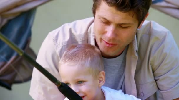 儿子和父亲钓鱼 — 图库视频影像