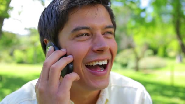 Homem feliz usando seu telefone celular — Vídeo de Stock