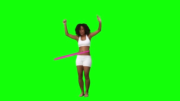 Una mujer está jugando con un aro de hula — Vídeo de stock