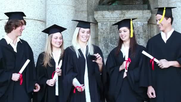 Graduados fazem auto-retrato juntos — Vídeo de Stock