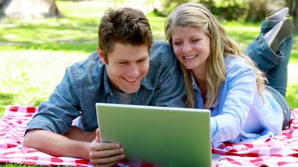 Casal usando um laptop no chão — Vídeo de Stock