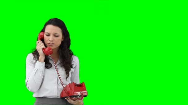 Μια γυναίκα των επιχειρήσεων χρησιμοποιώντας ένα κόκκινο τηλέφωνο — Αρχείο Βίντεο