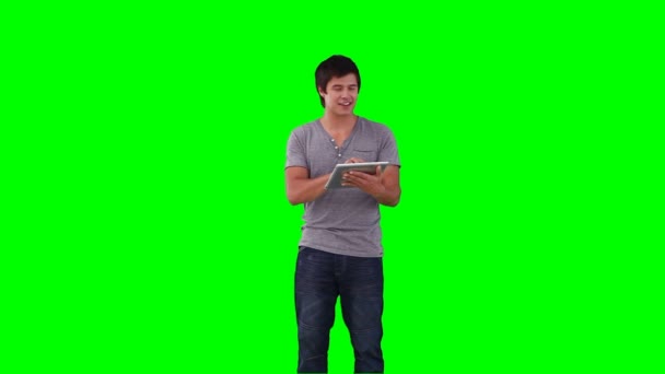 Un hombre usando una tableta para controlar una pantalla virtual — Vídeos de Stock