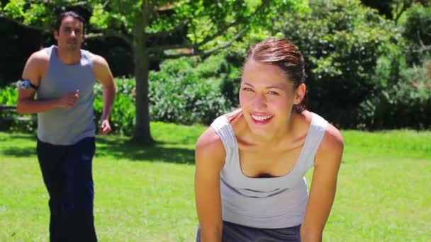 Sonriendo pareja trotando juntos — Vídeo de stock