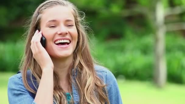 Śmiejąc się kobieta za pomocą jej telefon — Wideo stockowe