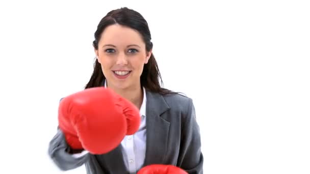 Femme d'affaires boxe avec des gants rouges — Video