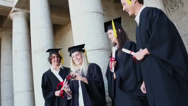 Estudiantes graduados tomando fotos — Vídeos de Stock