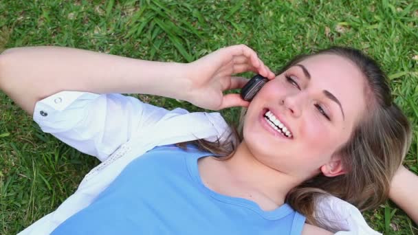 Femme souriante parlant sur son téléphone portable — Video