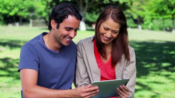 Casal feliz olhando para um computador tablet — Vídeo de Stock